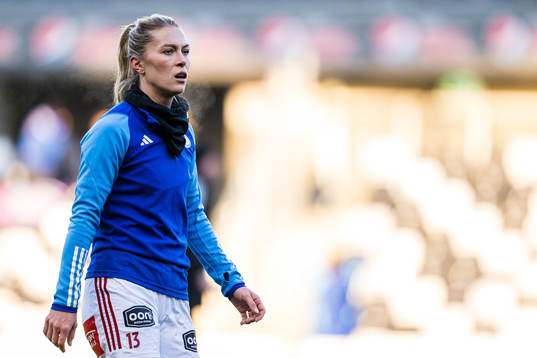 Mimmi Löfwenius Veum of Vålerenga warms up