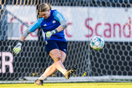 Jalen Tompkins of Vålerenga warms up