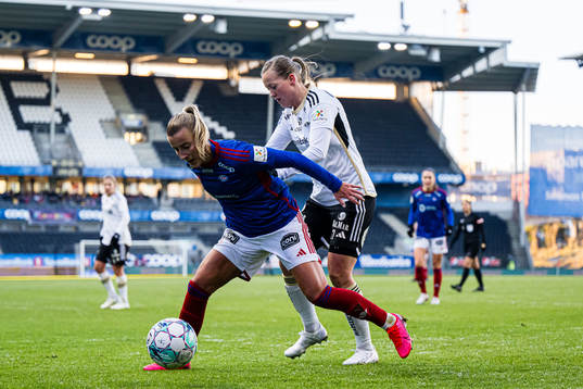 Stine Nybø Brekken of Vålerenga and Kristine Minde of