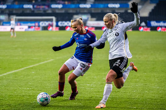 Thea Bjelde of Vålerenga and Anna Jøsendal of Rosenborg