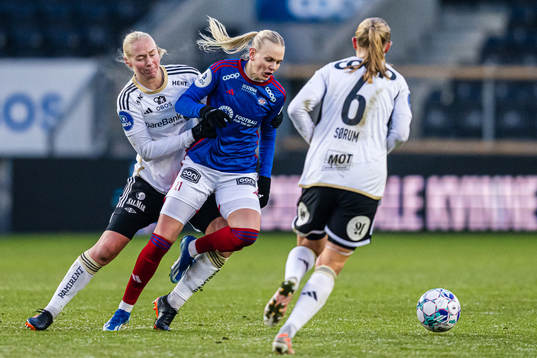 Sara Iren Lindbak Hørte of Rosenborg and Karina Sævik of
