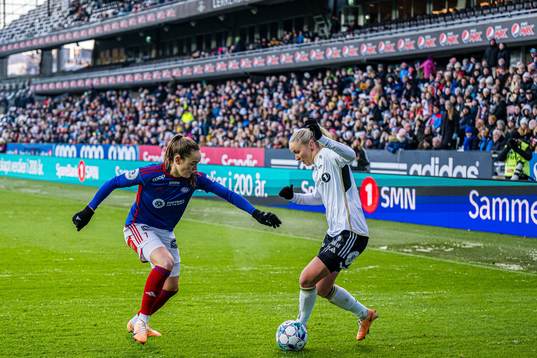 Janni Thomsen of Vålerenga and Anna Jøsendal of Rosenborg