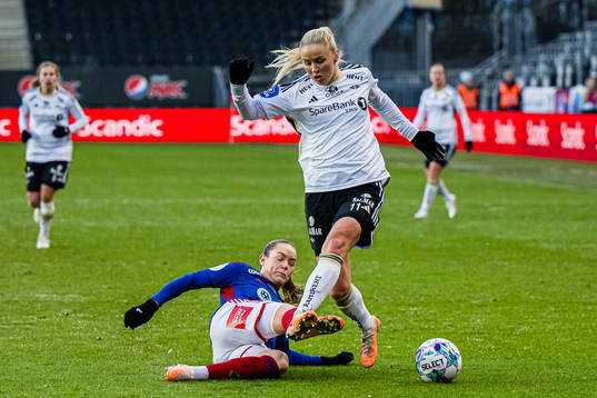 Janni Thomsen of Vålerenga and Anna Jøsendal of Rosenborg