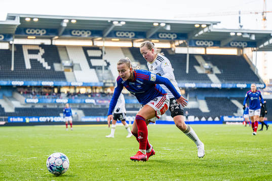 Stine Nybø Brekken of Vålerenga and Kristine Minde of