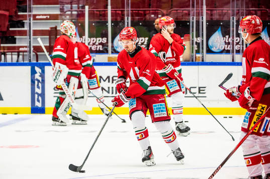 MoDos David Bernhardt värmer upp innan ishockeymatchen i