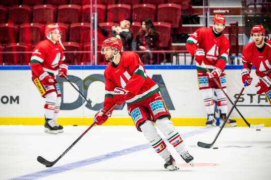 MoDos Pontus Näsén värmer upp innan ishockeymatchen i