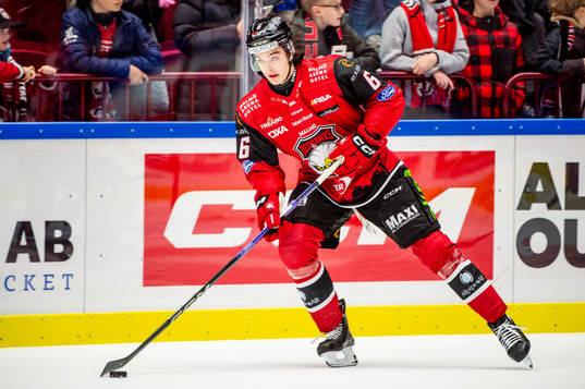 Malmö Redhawks Dominik Badinka värmer upp innan