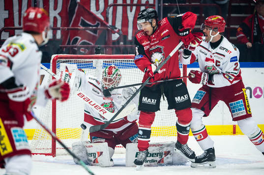Malmö Redhawks Johan Olofsson gör 1-0 bakom MoDos