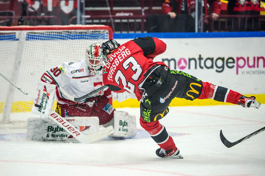 Malmö Redhawks Christoffer Forsberg mot MoDos målvakt