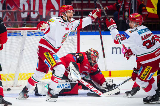 MoDos Josh Dickinson och Mikkel Aagaard jublar