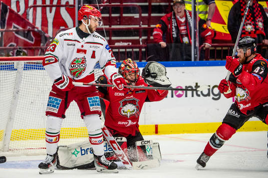 MoDos Josh Dickinson mot Malmö Redhawks målvakt Daniel