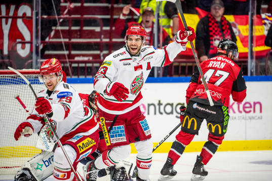 MoDos Mikkel Aagaard och Josh Dickinson jublar