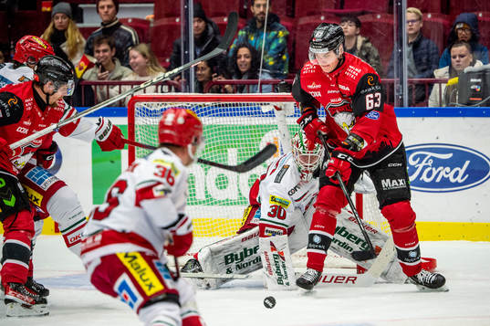 Malmö Redhawks Fredrik Händemark mot MoDos målvakt Lassi