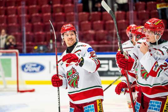 MoDos Mikkel Aagaard jublar