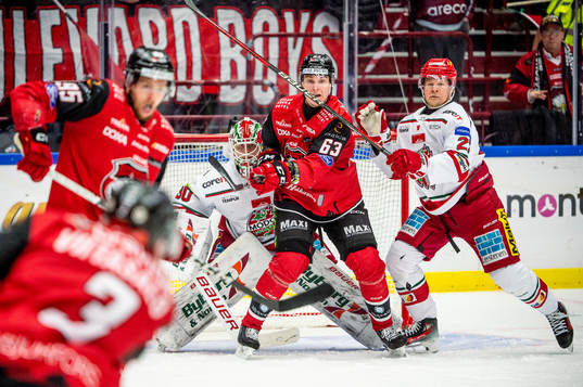 Malmö Redhawks Fredrik Händemark mot MoDos målvakt Lassi