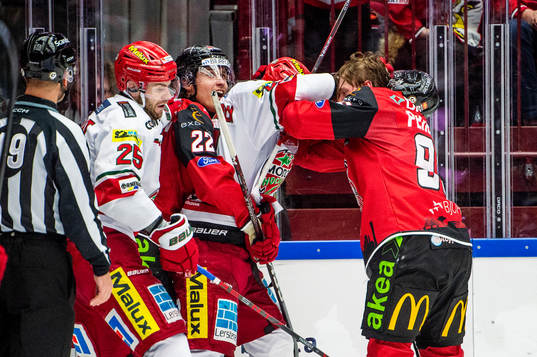 MoDos Mikkel Aagaard och Malmö Redhawks Carl Persson  i