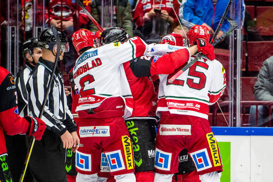 MoDos Mikkel Aagaard och Malmö Redhawks Carl Persson  i