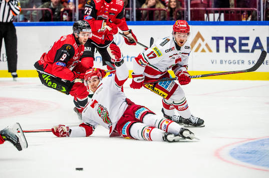 Malmö Redhawks Alan Quine mot MoDos Mikkel Aagaard och