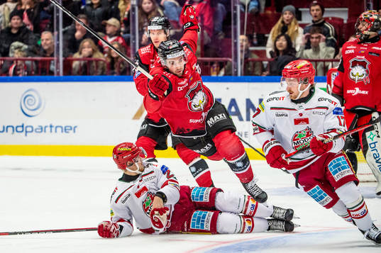 Malmö Redhawks Alan Quine mot MoDos Mikkel Aagaard och