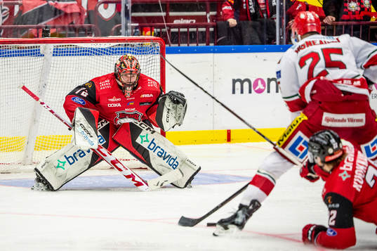 MoDos Sam Vigneault mot Malmö Redhawks målvakt Daniel