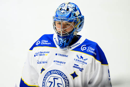 Leksands målvakt Filip Larsson uppvärmningen