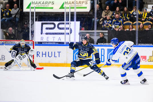 HV71s Måns Lindbäck täcker skott av av Leksands Eddie
