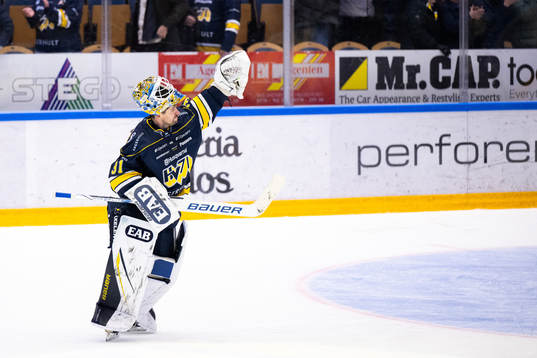 HV71s målvakt Joni Ortio jublar