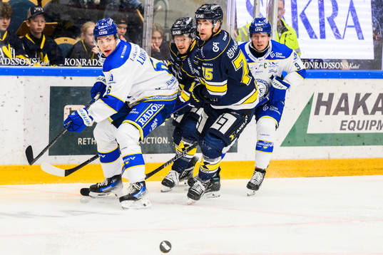 Leksands Alexander Lundqvist och HV71s Radan Lenc  och