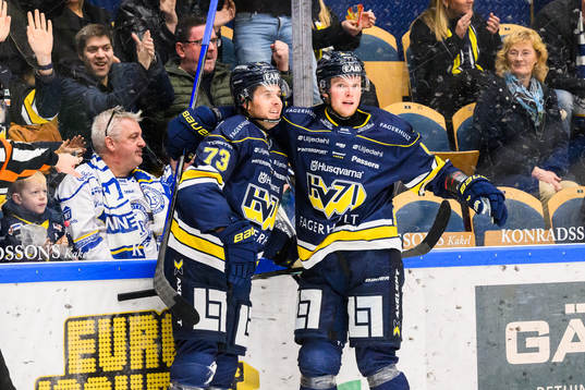 HV71s Nicholas Shore och HV71s Oskar Stål-Lyrenäs  jublar