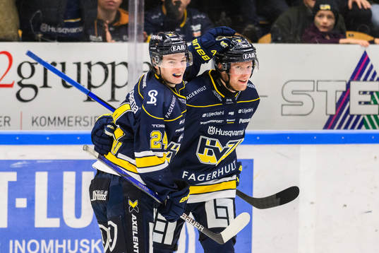 HV71s Oskar Stål-Lyrenäs och Oscar Fisker Molgaard  jublar