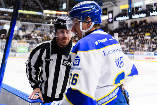 Linjedomare Anders Nyqvist och Leksands Patrik Noren