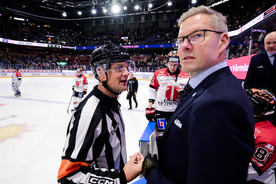 Domare Mikael Nord i samtal med Örebros tränare Johan