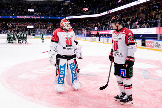 Örebros målvakt Jonas Arntzen och Linus Arnesson deppar