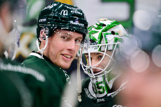 Färjestads Mattias Göransson och målvakt Carl Lindbom