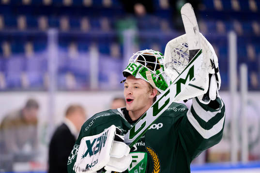Färjestads målvakt Carl Lindbom jublar