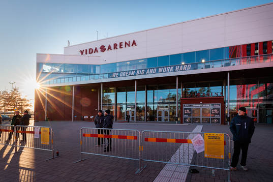 Exteriör vy av Vida arena före ishockeymatchen i SHL