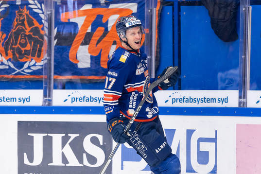 Växjös Gabriel Carlsson jublar