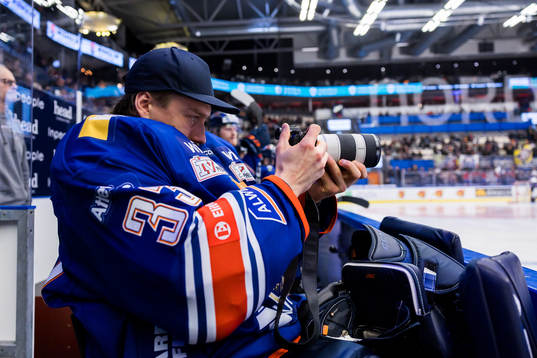 Växjös Emil Larmi fotograferar