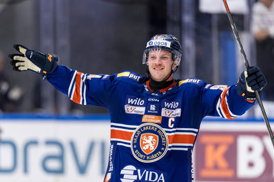 Växjös Joel Persson jublar