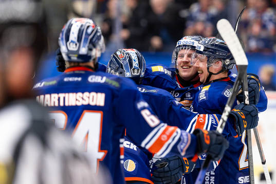 Växjös Joel Persson jublar