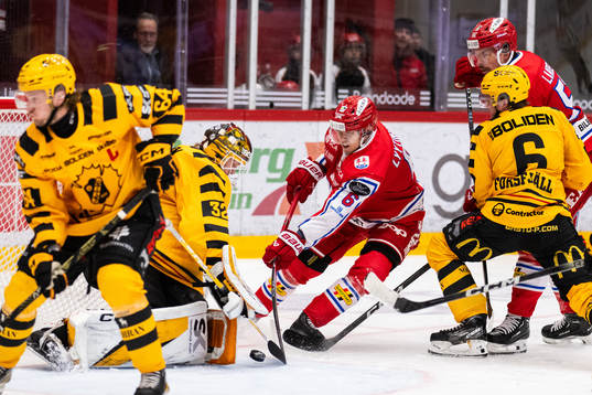 Timrås Joonas Lyytinen och Skellefteås målvakt Linus