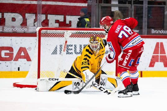 Skellefteås målvakt Linus Söderström räddar straff