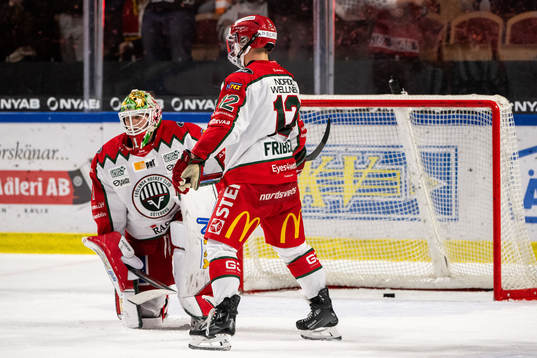 Frölundas målvakt Lars Johansson och Max Friberg deppar