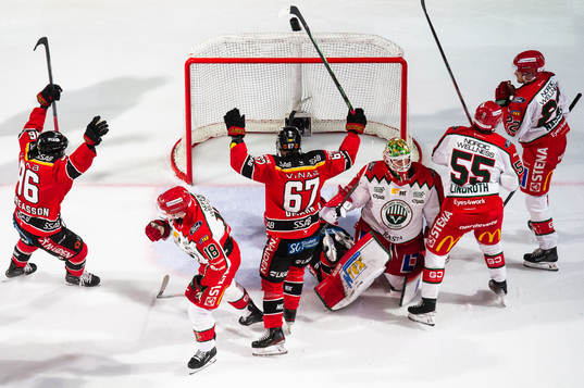 Luleås Pontus Andreasson och Linus Omark jublar