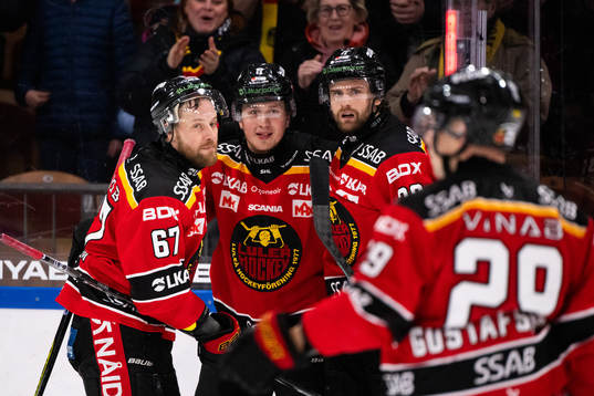 Luleås Jonas Berglund jublar med lagkamrater