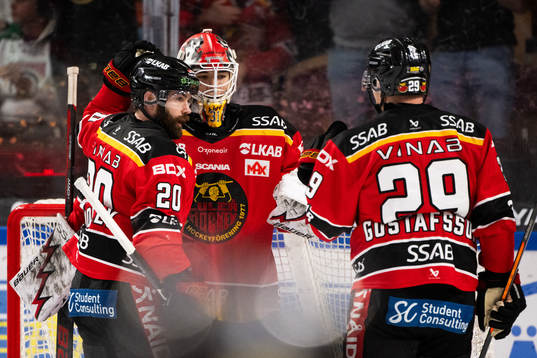 Luleås Jack Connolly och målvakt Matteus Ward jublar