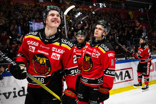 Luleås Oskari Laaksonen och Nikola Pasic jublar