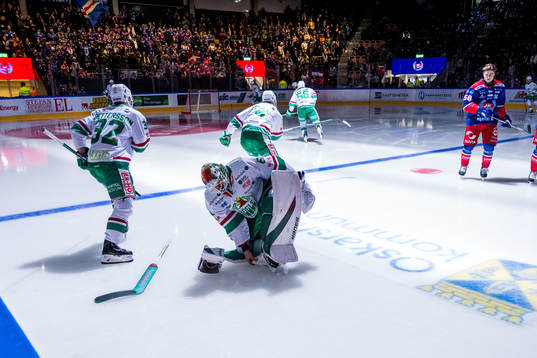 Rögles målvakt Christoffer Rifalk glömde ta av