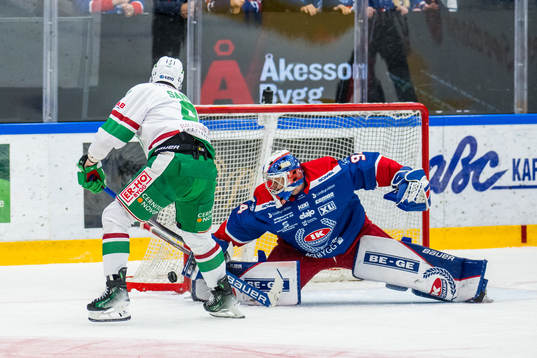 Oskarshamns målvakt Marek Langhamer räddar en straff