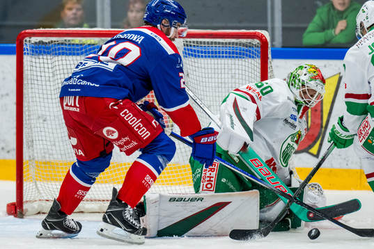Oskarshamns Hynek Zohorna och Rögles målvakt Petr Kvaca